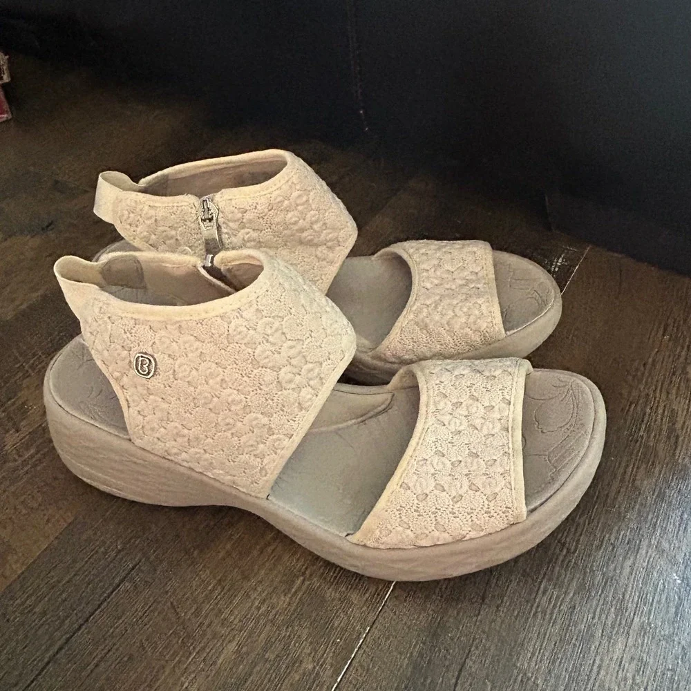 Bzees Jessie Cream Lace Wedge Sandals Womens 9.5M Zip Up Comfort Platform Shoes